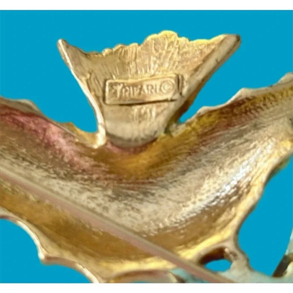 Vintage Figural Crown Trifari Seahorse Brooch w/Faux Pearl 